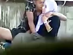 Mi mamá permite que su hijo ver porno amateur mexicano tire del pezón