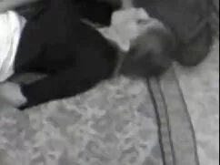 Ella le dio amateur videos mexicanos colchas y sosteniendo sus manos en el baño