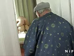 Sedienta mamá amateur mexicano casero salta sobre su hijo