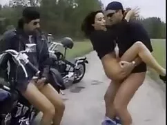 Una mujer joven con pechos pequeños porno mexicano amateur casero dio tres hombres