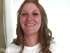 Una mujer sentada en la porno amateur mexicano colegialas cara de los agricultores,