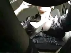 El hombre toca sus pies y se sentó a por no amateur mexicano la cabeza del miembro