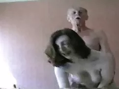 Un cerdo cerdo viola amateur mexicano porno bastante de pelo castaño en el suelo