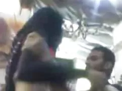 Dos niños videos amateurs mexicano bailan delante de una cámara endoscopio